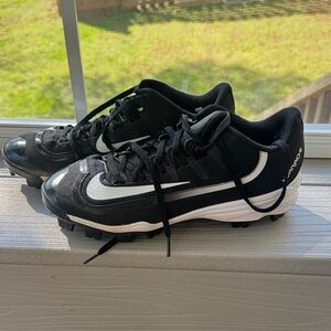Nike Kids Black and White Athletic Cleats